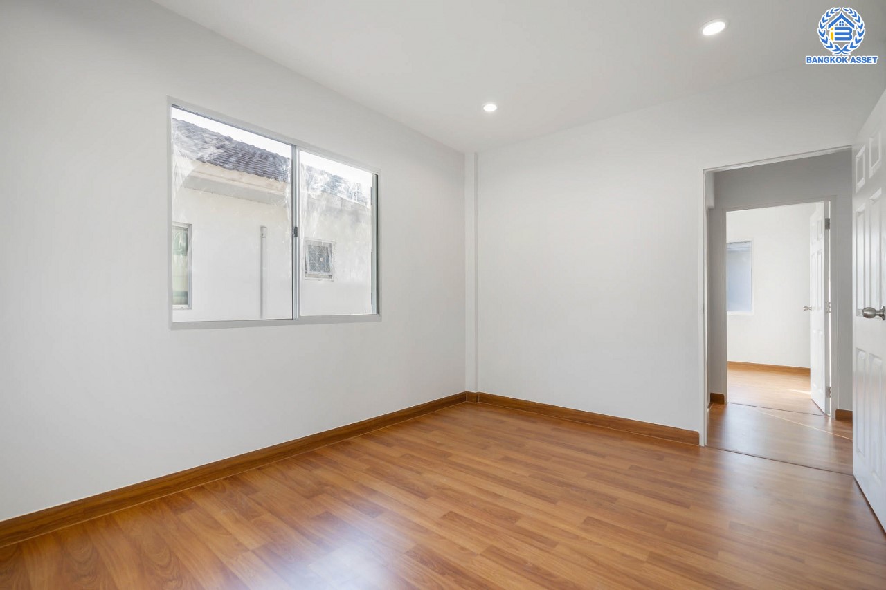 บ้านมือสองตกแต่งใหม่ ม.มัณฑนา ปิ่นเกล้า-พระราม5 แบรนด์ LH บรรยากาศเงียบเป็นส่วนตัว บนเนื้อที่ 59.4 ตร.ว. ฟังก์ชัน 4 ห้องนอน 3 ห้องน้ำ 2 ที่จอดรถ Facilities ครบครัน! บนทำเลเดินทางสะดวก หน้าโครงการติดถนนนครอินทร์ ใกล้วงเวียนพระราม5 และจุดขึ้นทางด่วน "ศรีรัช"